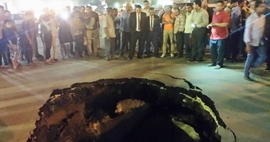 بالصور.. انهيار جزئى يتسبب فى حفرة بقطر مترين بشارع عمر المختار بالمطرية