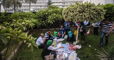 أنصار مبارك يحتفلون بذكرى العاشر من رمضان بالإفطار أمام المعادى العسكرى