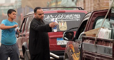 الخير فى رمضان.. مواطنون يوزعون مشروبات لإفطار الصائمين بشوارع القاهرة