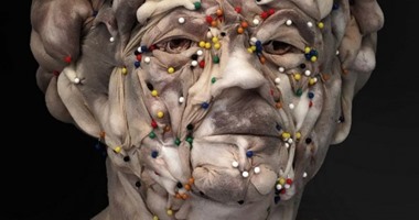 إبداع بلا حدود.. فنانة ألمانية تخلق تماثيل واقعية من الجوارب النايلون