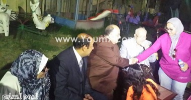 محافظ الدقهلية يتناول الإفطار مع أطفال "بيت الفضل" للأيتام