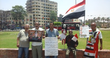 مواطنون بـ"التحرير" يرفعون لافتات نعى النائب العام