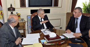 محلب يلتقى وزير الاتصالات على خلفية أزمة مذكرة المصرية للاتصالات