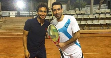 أبو تريكة يستعرض مهاراته فى "التنس" مع عمرو وردة