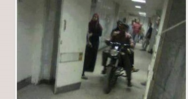 "واتس آب اليوم السابع": بالصورة..مواطن يقود دراجته داخل مستشفى الفيوم