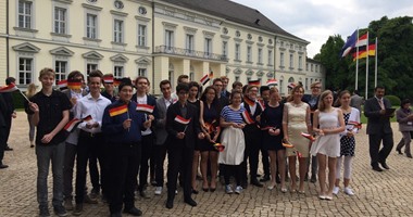 بالصور.. تلاميذ مدارس ألمانية يرحبون بالسيسى قبيل لقاء يوآخم جواج
