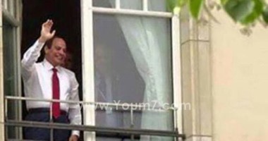 الرئيس السيسى يحيّى المصريين المحتشدين أمام مقر إقامته بالعاصمة الألمانية