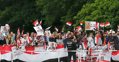 الجالية المصرية والوفد الشعبى يحتشدون لتحية السيسى أمام مقر إقامته ببرلين