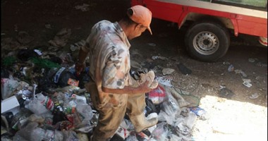 "واتس آب اليوم السابع".. رجل يأكل من القمامة فى نفق بالقليوبية