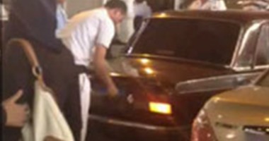 واتس آب اليوم السابع: فيديو لضابط يخلع نمر سيارة بالقاهرة بدلاً من سحب الرخص