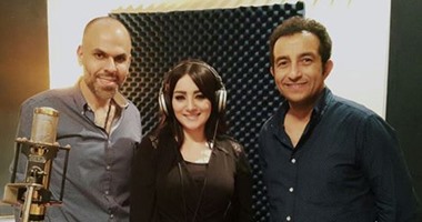منال موسى تنشر صورتها فى الأستوديو خلال تسجيلها أغنية لـ"رمضان"