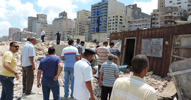 أمن الإسكندرية  يشن حملة لإزالة الإشغالات على الكورنيش 