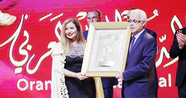 تكريم ليلى علوى فى افتتاح مهرجان وهران الدولى بالجزائر