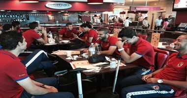 بالصور.. الأهلى يطير إلى تونس بعد تأخير 45 دقيقة فى مطار القاهرة