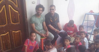 بالصور.. محمد صلاح يحفظ القرآن الكريم بين أطفال قريته