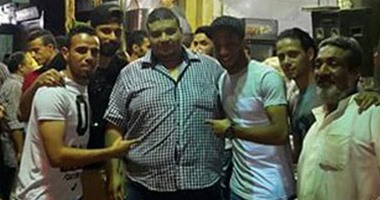 نشطاء يتداولون صورة لاعبى الزمالك فى محل "سمين ولحمة رأس"