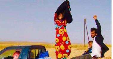 الإندبندنت: النساء يخلعن عباءات داعش بعد الهروب من مدن تحت سيطرتهم