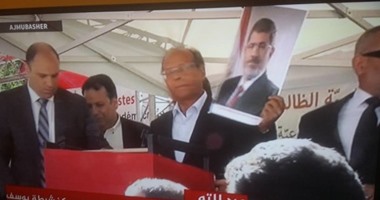 بالصور.. منصف المرزوقى يرفع شعار رابعة ويحمل صورة محمد مرسى فى باريس