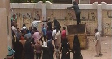 واتس آب اليوم السابع: سيدة تتسلق سور مدرسة بكفرالشيخ لمحاولة تسريب امتحان