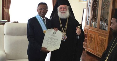 بطريرك الروم الأرثوذكس يهدى رئيس مدغشقر وشاح القديس مرقس
