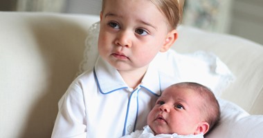 العائلة الملكية ببريطانيا تنشر صورة للأميرة تشارلوت مع شقيقها الأكبر
