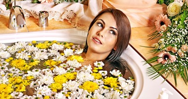 تخلصى من التشققات ودللى بشرتك بحمامات الزيوت والأعشاب