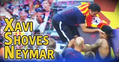 بالفيديو.. تشافى ينفعل على نيمار خلال إحتفالات برشلونة