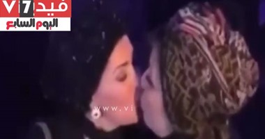 بالفيديو.. "قبلة" سهير رمزى وصابرين تشعل مواقع التواصل الاجتماعى
