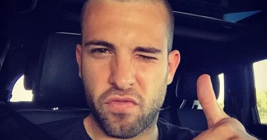 مدافع برشلونة يحلق شعره تنفيذا للوعد