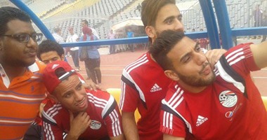 لاعبو الزمالك يلتقطون "صورة سيلفى" من استاد برج العرب