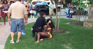 بالفيديو.. شرطى أمريكى يسحل فتاة سوداء فى أحد المنتزهات بتكساس