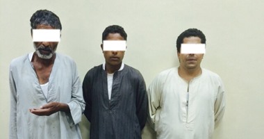 ضباط أمن دشنا يتنكرون فى زى باعة جائلين لضبط مروجى المخدرات بالسوق 