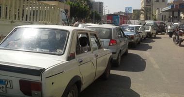 بالصور.. أزمة الوقود تتسبب فى شلل مرورى بالطرق الرئيسية بالغربية