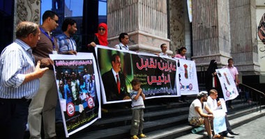 وقفة لطلاب وخريجى إعلام تعليم مفتوح على سلالم نقابة الصحفيين