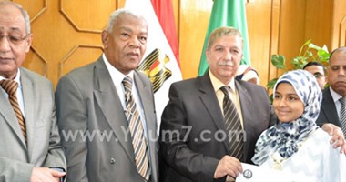 بالصور.. محافظ الإسماعيلية يكرم أوائل الشهادتين الابتدائية والإعدادية