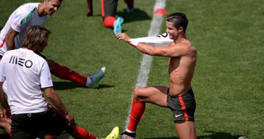 بالصور.. رونالدو يستعرض عضلاته فى مرانه الأول مع البرتغال