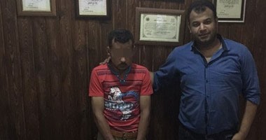 سقوط سائق تاكسى بحوزته 150 تذكرة هيروين وسلاح نارى بالشيخ زايد