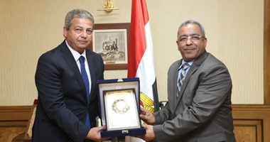 وزير الرياضة يكرم رئيس استاد القاهرة بعد رفضه "رشوة"