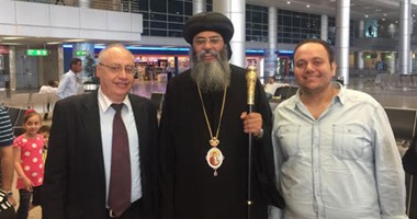 بالصور.. الأنبا أنطونيوس مطران القدس يصل مطار القاهرة