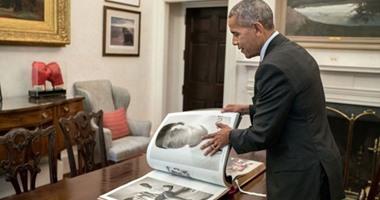 أوباما يشاهد ألبوم صور لأسطورة الملاكمة الراحل محمد على