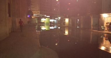 بالصور.. مياه المجارى تغرق منطقة المندرة وتحاصر مركز شباب الحرمين بالإسكندرية
