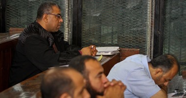بالفيديو والصور.. قاضى "أجناد مصر" يعنف المتهمين لتعطيلهم الجلسة ويحذرهم بإخراجهم من القاعة 