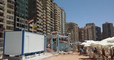 بالصور.. تطوير حمامات شواطئ الإسكندرية التقليدية إلى الكونتينر المعدنى