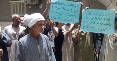 بالصور.. وقفة احتجاجية لأهالى المتهمين فى أحداث قرية الكرم بالمنيا