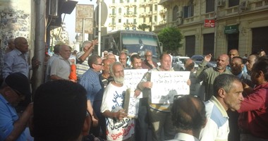 أصحاب معاشات شركة نقل بحرى ينظمون وقفة احتجاجية أمام مجلس الوزراء