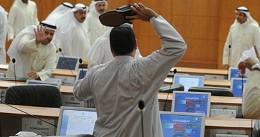 رئيس مجلس الأمة الكويتى يخلى القاعة بعد تشاجر نائبين بـ"النعال"