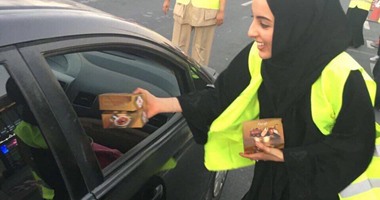 بالصور.. وزيرة الشباب الإماراتية تشارك فى توزيع الإفطار على الصائمين بدبي