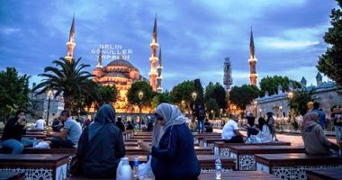 بالصور.. المسلة المصرية تحتضن موائد الرحمن الرمضانية فى إسطنبول