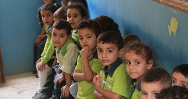 شكوى من عدم توافر مقاعد لأطفال الروضة بمدرسة الشهيد عمرو مسعد بالعبور
