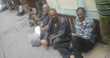 العاملون بالشركة العقارية المصرية يواصلون تظاهرهم للمطالبة بصرف مستحقاتهم